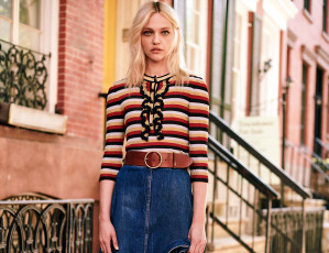 Картинка девушки саша+пивоварова модель блондинка свитер юбка дом