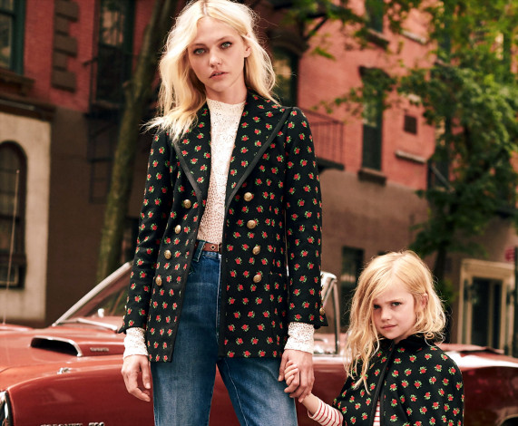 Обои картинки фото девушки, саша пивоварова, блондинка, модель, жакет, джинсы, ребенок, девочка, машина, дом