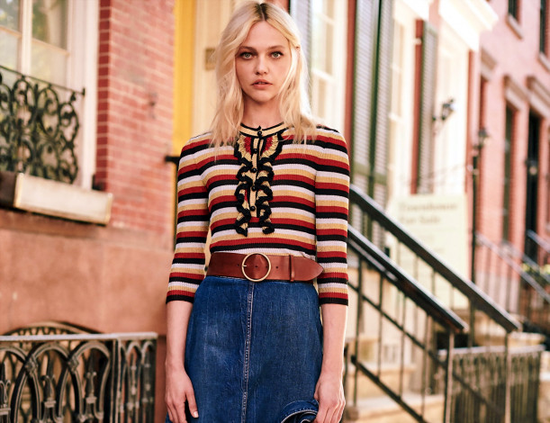 Обои картинки фото девушки, саша пивоварова, модель, блондинка, свитер, юбка, дом