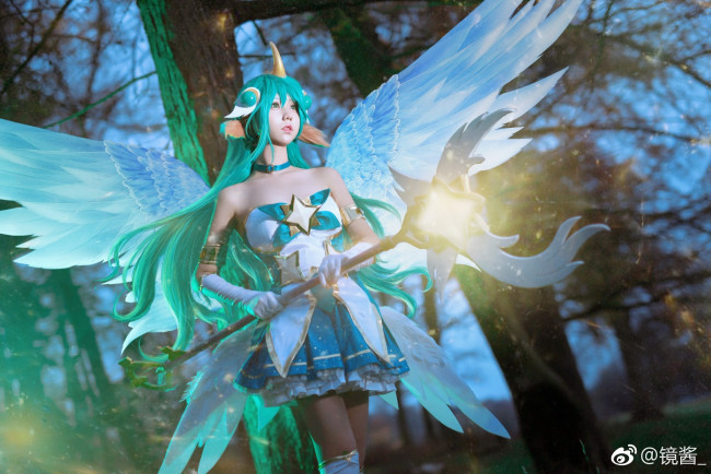 Обои картинки фото девушки, - креатив,  косплей, костюм, крылья, посох, рог, сорака