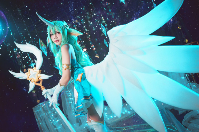 Обои картинки фото девушки, - креатив,  косплей, костюм, сорака, блестки, посох, рог