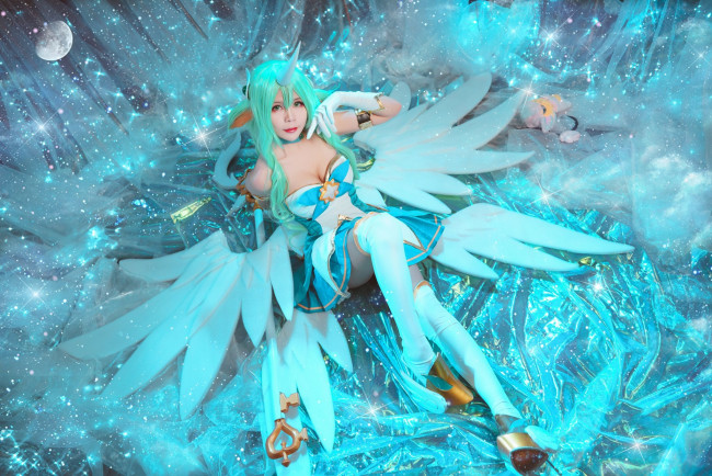 Обои картинки фото девушки, - креатив,  косплей, костюм, сорака, блестки, посох, рог