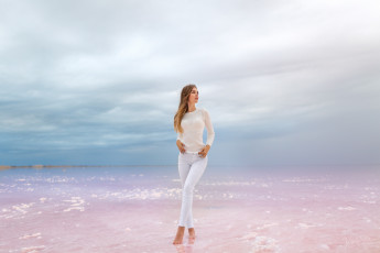 Картинка девушки -+блондинки +светловолосые виталий скитаев белая одежда джинсы небо облака женщины на улице вода глядя ноги цыпочках босиком галина белокурова