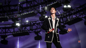 Картинка мужчины xiao+zhan актер певец микрофон пиджак софиты