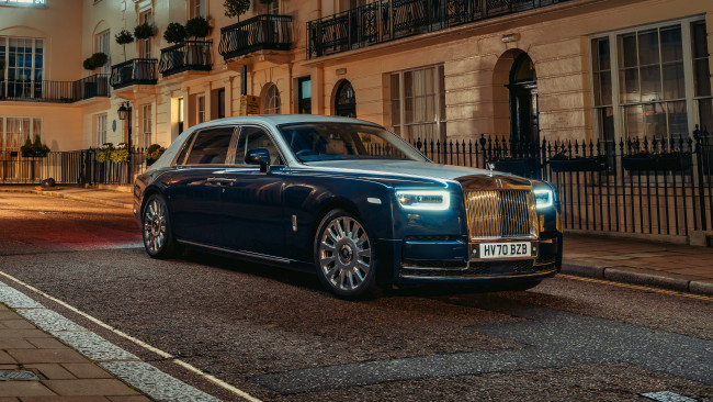 Обои картинки фото автомобили, rolls-royce, 2021, rolls, royce, phantom, extended, улица, город, премиум, класс
