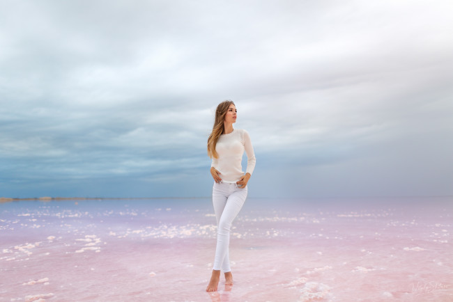 Обои картинки фото девушки, - блондинки,  светловолосые, виталий, скитаев, белая, одежда, джинсы, небо, облака, женщины, на, улице, вода, глядя, ноги, цыпочках, босиком, галина, белокурова