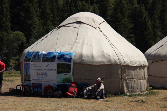 Обои картинки фото кино фильмы, nomadland, юрты, плакат, рюкзаки, туристы