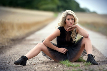 Картинка tillie+feather девушки tillie+feather+ tillie+model блондинка поза шелковая юбка