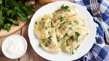 Картинка еда пельмени +манты +вареники сметана зелень