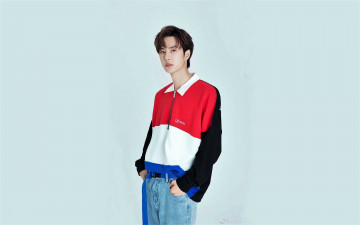 Картинка мужчины wang+yi+bo актер певец свитер джинсы