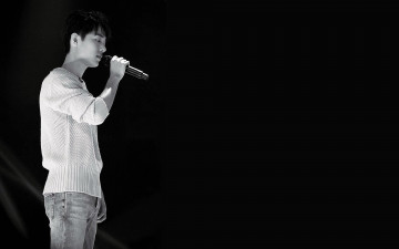 Картинка мужчины xiao+zhan актер певец микрофон свитер сцена