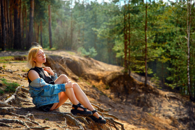 Обои картинки фото девушки, - блондинки,  светловолосые, лес, блондинка, закрытые, глаза