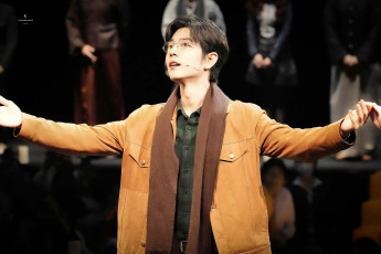 Картинка мужчины xiao+zhan актер шарф куртка очки люди поклон