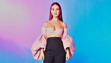 Картинка девушки lily+james шатенка топ брюки