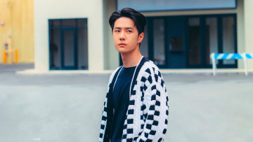 Картинка мужчины wang+yi+bo актер кардиган площадка