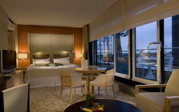 обоя интерьер, спальня, кровать, подушки, телевизор, стол, стулья