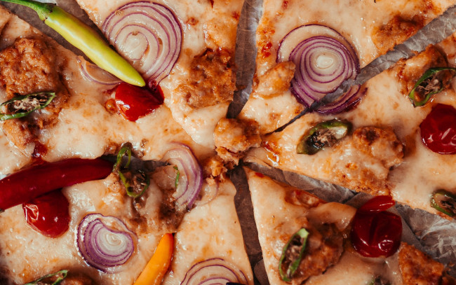 Обои картинки фото еда, пицца, лук, перчик, макро