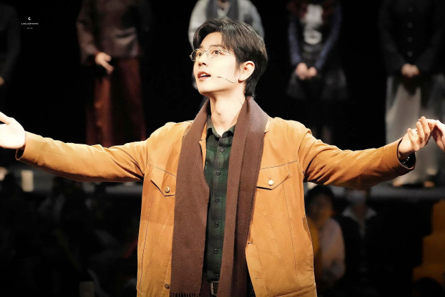 Обои картинки фото мужчины, xiao zhan, актер, шарф, куртка, очки, люди, поклон