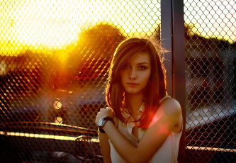 Картинка девушки -+брюнетки +шатенки шатенка часы забор закат