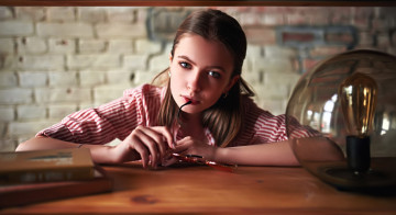 Картинка ksenija+koval девушки -+брюнетки +шатенки шатенка лицо рубашка очки стол лампа