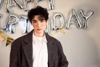 обоя cao yuchen, мужчины, cao yu chen, актер, пиджак, буквы