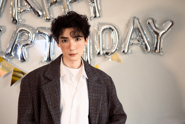 Обои картинки фото cao yuchen, мужчины, cao yu chen, актер, пиджак, буквы