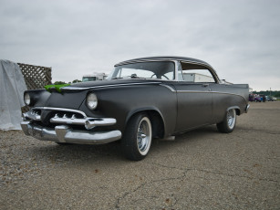 Картинка автомобили выставки уличные фото