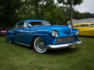 Картинка автомобили выставки уличные фото