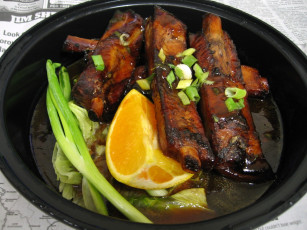 Картинка еда мясные блюда лимон лук мясо ребрышки соус