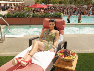 Картинка Kim+Kardashian девушки   браслеты брюнетка каблуки