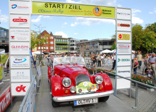 Картинка автомобили выставки уличные фото ретро