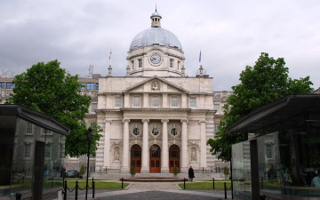 Картинка города здания дома башня часы колонны