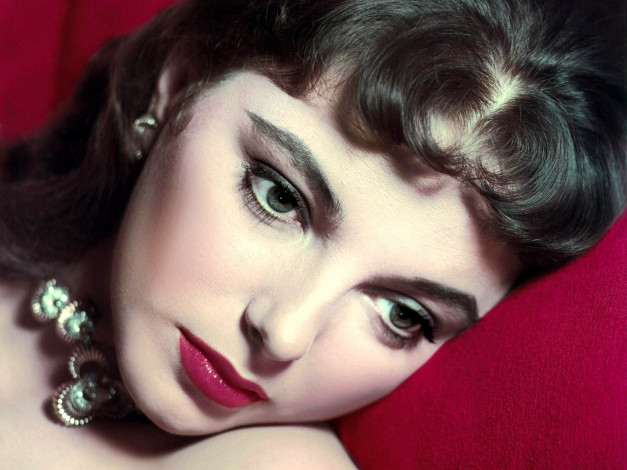 Обои картинки фото Joan Collins, девушки, грусть, ретро