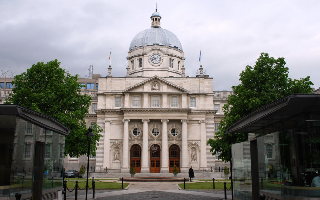 Обои картинки фото города, здания, дома, башня, часы, колонны