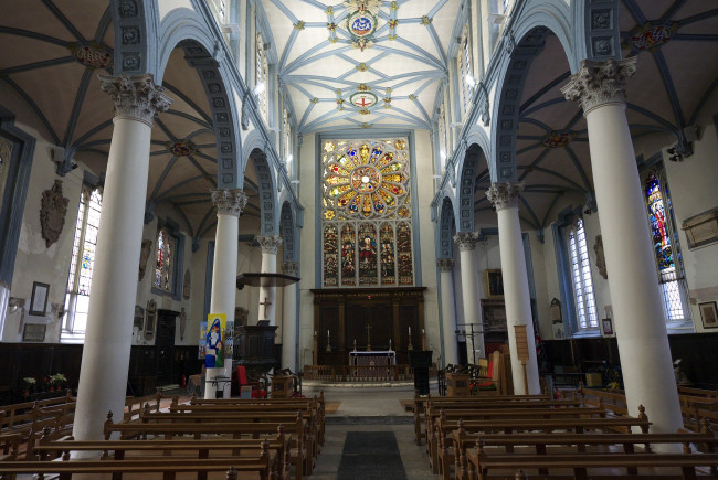 Обои картинки фото церковь, святой, екатерины, лондон, интерьер, убранство, роспись, храма, витраж, колонны