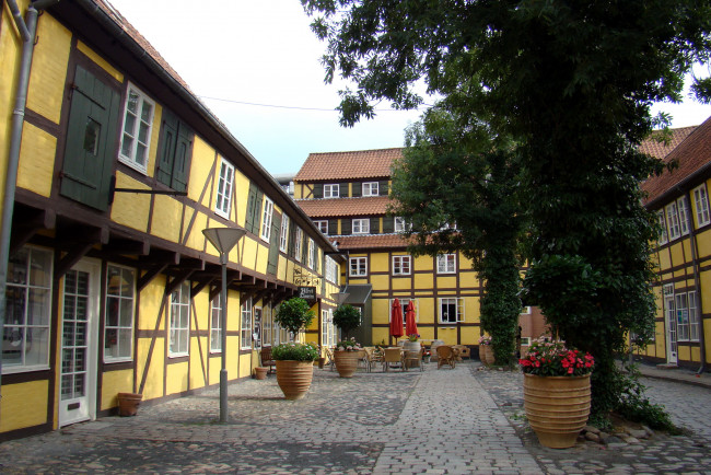 Обои картинки фото дания, оденсе, города, улицы, площади, набережные, улочка, дома, кафе, столики, деревья, цветники