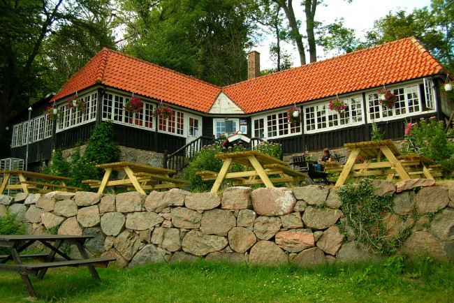 Обои картинки фото швеция, hоganаs, города, здания, дома, дом, кафе, столики, лес, цветники