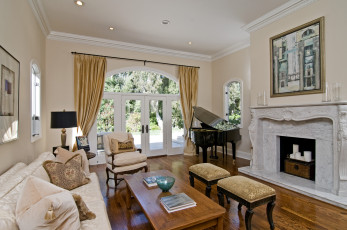 Картинка интерьер гостиная камин рояль пуфики диван