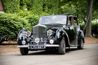 Картинка bentley автомобили выставка автошоу автопробег