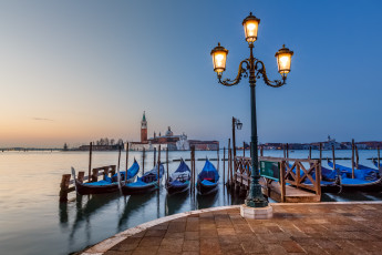Картинка grand+canal+&+san+giorgio+maggiore+church+-+venice +italy города венеция+ италия italy venice san giorgio maggiore church гондолы набережная пристань венеция собор сан-джорджо маджоре гранд-канал фонарь grand canal