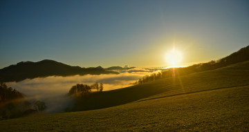 Картинка природа восходы закаты солнце свет небо холмы туман деревья пейзаж