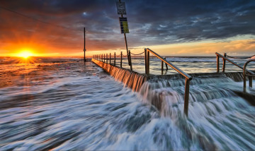 Картинка природа восходы закаты волны солнце тучи перила мол океан