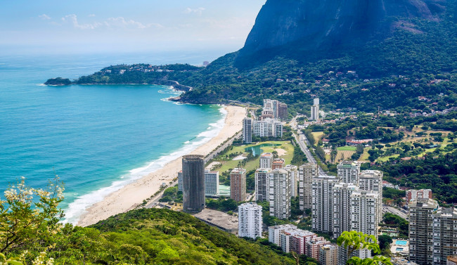 Обои картинки фото sao conrado beach - rio de janeiro,  brazil, города, рио-де-жанейро , бразилия, сан-конраду, atlantic, ocean, brazil, rio, de, janeiro, sao, conrado, атлантический, океан, рио-де-жанейро, здания, пляж, гора, побережье, пейзаж, панорама