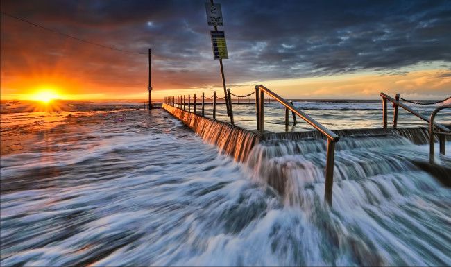 Обои картинки фото природа, восходы, закаты, волны, солнце, тучи, перила, мол, океан
