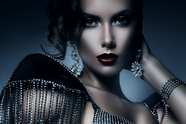 Обои картинки фото девушки, -unsort , лица,  портреты, взгляд, украшения, макияж, браслет, лицо, серьги