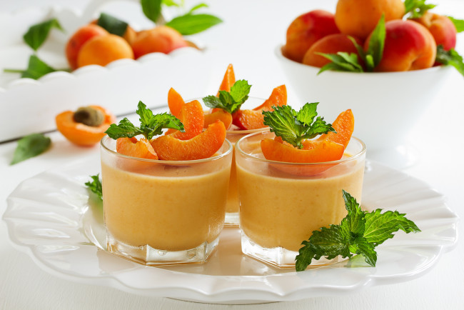 Обои картинки фото еда, мороженое,  десерты, мята, абрикосы