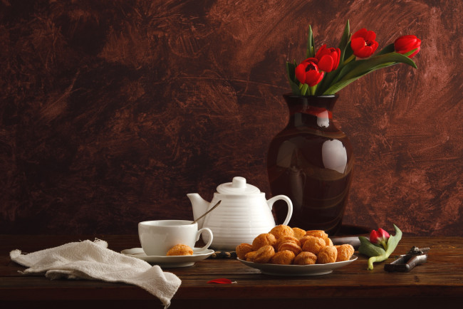 Обои картинки фото еда, натюрморт, тюльпаны, пончики
