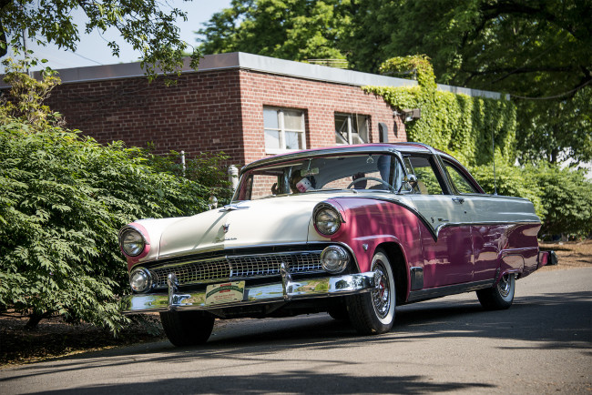 Обои картинки фото ford crown victoria,  1955, автомобили, ford, автопробег, выставка, автошоу