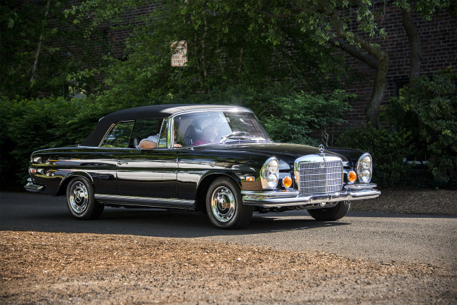 Обои картинки фото mercedes-benz se, автомобили, mercedes-benz, выставка, автошоу, автопробег