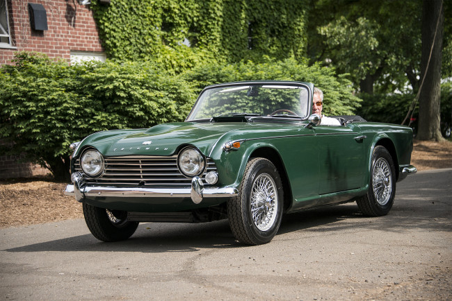 Обои картинки фото triumph tr4, автомобили, triumph, автопробег, выставка, автошоу